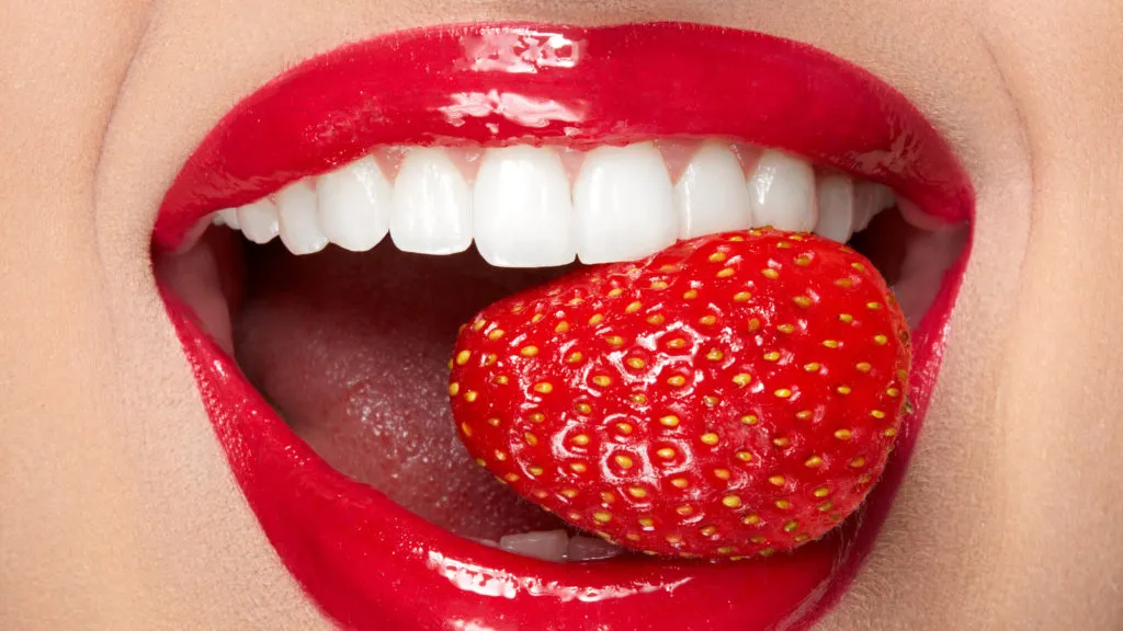 30641 applying strawberry paste